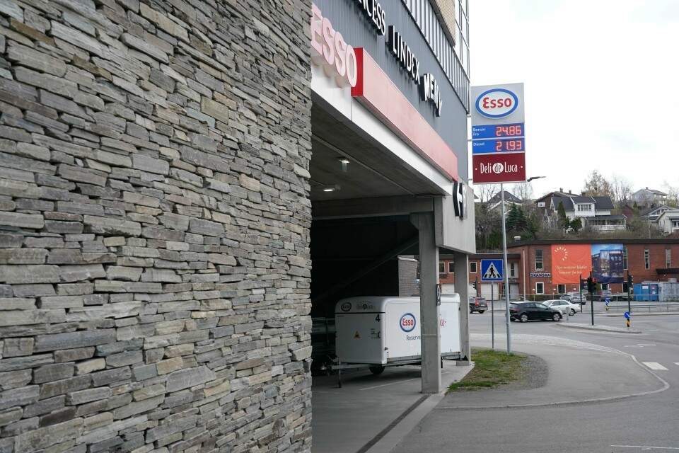 Esso-stasjonen hvor politivolden skjedde. Politimannen er tiltalt for vold etter hendelsen på denne bensinstasjonen i Kongsberg i fjor høst. Foto: Terje Bendiksby / NTB