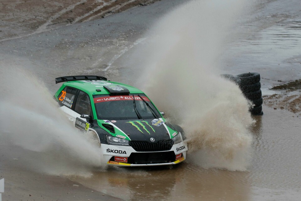 Oliver Solberg mistet ledelsen i klassen for WRC2-biler i Rally Portugal etter å ha fått en tidsstraff på et minutt. Oliver Solberg kjører fort i Rally Portugal og leder WRC2-klassen før søndagens siste fartsprøver. Foto: Micke Fransson/TT / NTB
