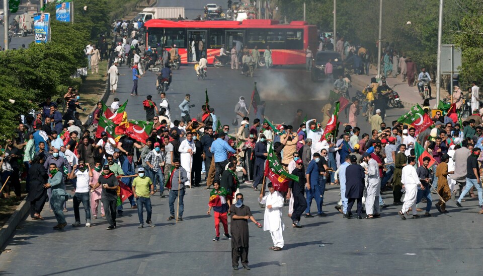 Politiet i Punjab-provinsen i Pakistan har pågrepet 945 støttespillere av den tidligere statsministeren etter at det brøt ut sammenstøt tirsdag. Tilhengere av Imran Khan protesterer i storbyen Karachi etter at eksstatsministeren ble pågrepet tirsdag. Foto: Fareed Khan / AP / NTB