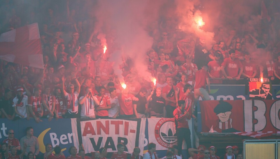 Brann-supporterne med bluss under cupfinalen mot Lillestrøm. Brann-supporterne med bluss under cupfinalen i fotball for menn 2022 mellom Brann og Lillestrøm SK på Ullevaal stadion i Oslo. Foto: Lise Åserud / NTB