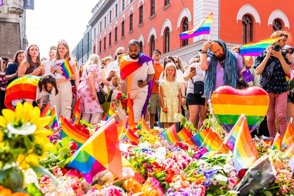 Flere hundre mennesker samlet seg til den spontan prideparade etter at den opprinnelige paraden ble avlyst som følge av terrorangrepet. Bildet viser flere mennesker som feirer pride i Oslo i fjor.