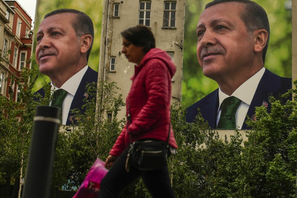 En person går foran en plakat med bilde av Tyrkias president Recep Tayyip Erdogan. Verken Erdogan eller opposisjonens kandidat fikk nok stemmer i presidentvalgets første runde, så nytt valg venter 28. mai. En person går foran en plakat med bilde av Tyrkias president Recep Tayyip Erdogan. Verken Erdogan eller opposisjonens kandidat fikk nok stemmer i presidentvalgets første runde, så nytt valg venter 28. mai.