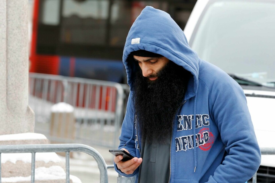 Arfan Bhatti stiller som vilkår for å la seg avhøre at han får innsyn i etterforskningen mot ham fra E-tjenesten og PST. Her er han fotografert under en demonstrasjon i Oslo i 2012. Arfan Bhatti under en demonstrasjon i Oslo i 2012.