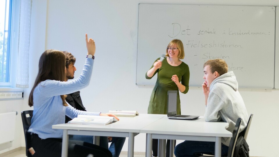 Elever på videregående skole. Tenåringer. Lærer og elev i klasserom. Undervisning i faget religion og etikk. Elever på videregående skole. Tenåringer. Lærer og elev i klasserom. Undervisning i faget religion og etikk.