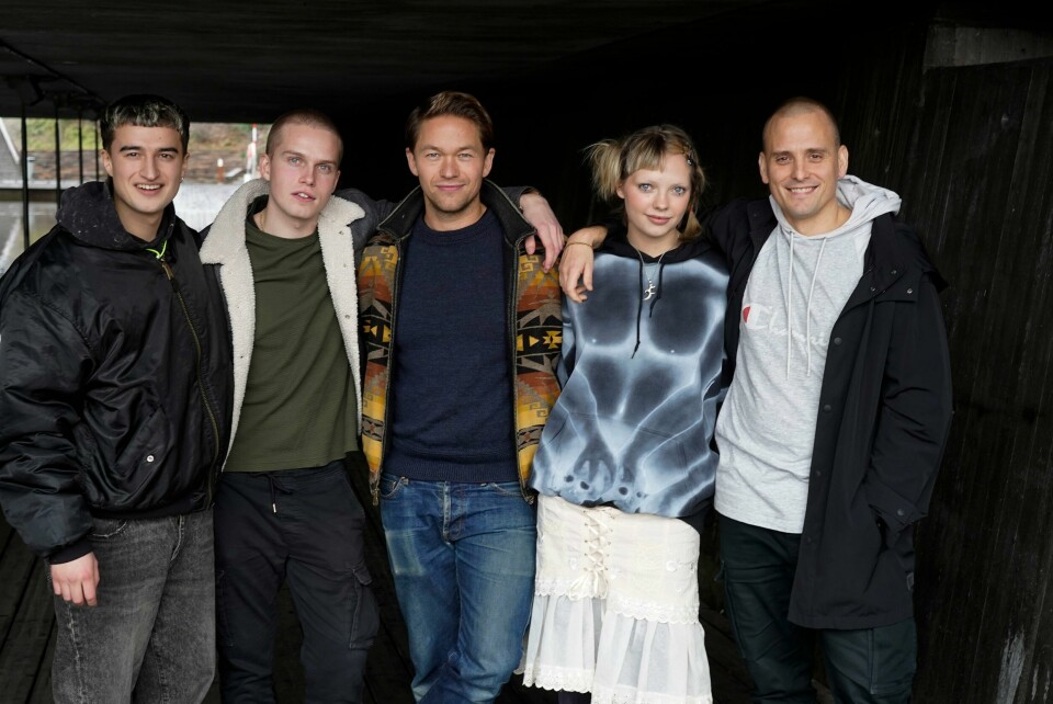 Skuespillerne Martin Øvrevik (Pål, fra venstre), Kristian Repshus (Tommy), Jakob Oftebro (Freddy) og Lea Myren (Monica) spiller i 'Kids in Crime'. Her er de med serieskaper Kenneth Karlstad.Foto: Terje Bendiksby / NTB Fin nyhet for denne gjengen: Skuespillerne Martin Øvrevik, Kristian Repshus, Jakob Oftebro og Lea Myren spiller i «Kids in Crime». Her er de med serieskaper Kenneth Karlstad. Foto: Terje Bendiksby / NTB