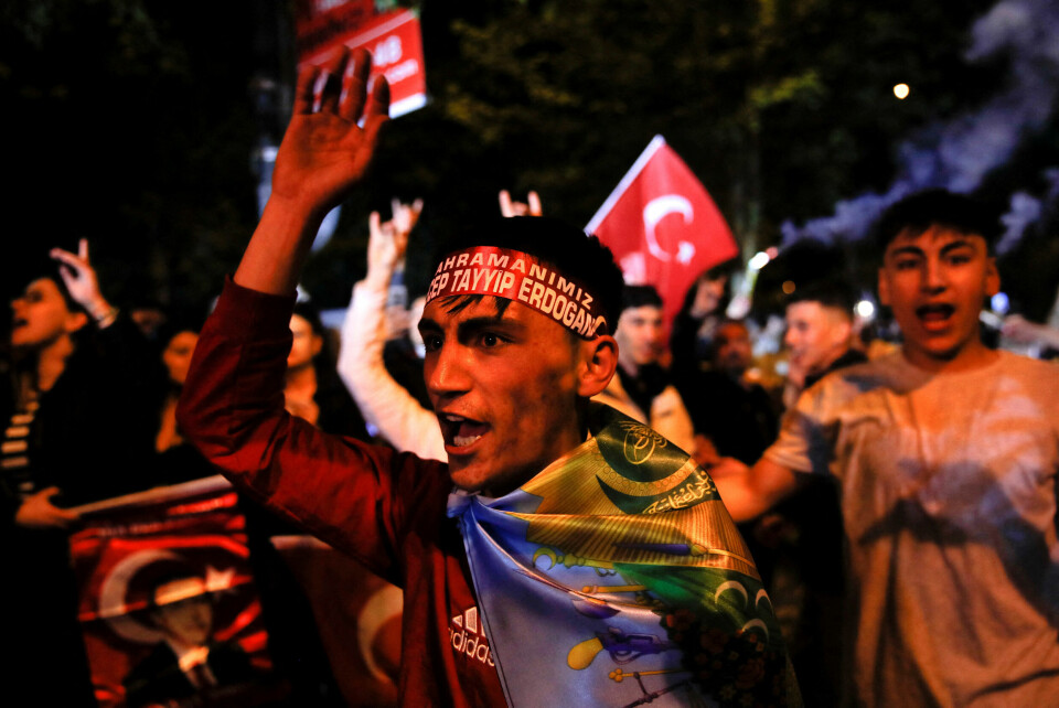 Tilhegnerre av Erdogans AKP-parti smalet seg i Istanbul på valgnatta. Tilhegnerre av Erdogans AKP-parti smalet seg i Istanbul på valgnatta.