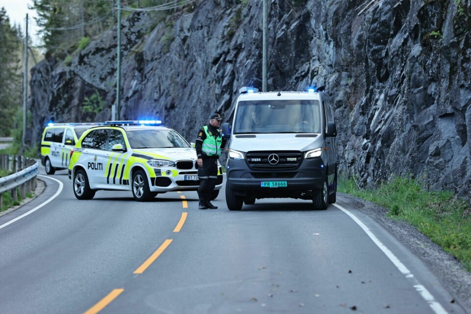 Politiet jobber på stedet etter en alvorlig trafikkulykke i Vegårshei kommune i Agder. Politiet jobber på stedet etter en alvorlig trafikkulykke i Vegårshei kommune i Agder.