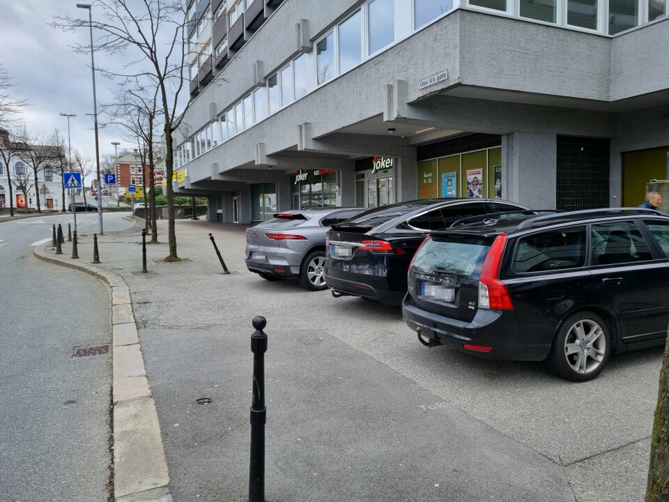 Utenfor vakt-apoteket i Olav Vs gate får mange parkeringsgebyr. Alle disse bilene står ulovlig parkert. Utenfor vakt-apoteket i Olav Vs gate får mange parkeringsgebyr.