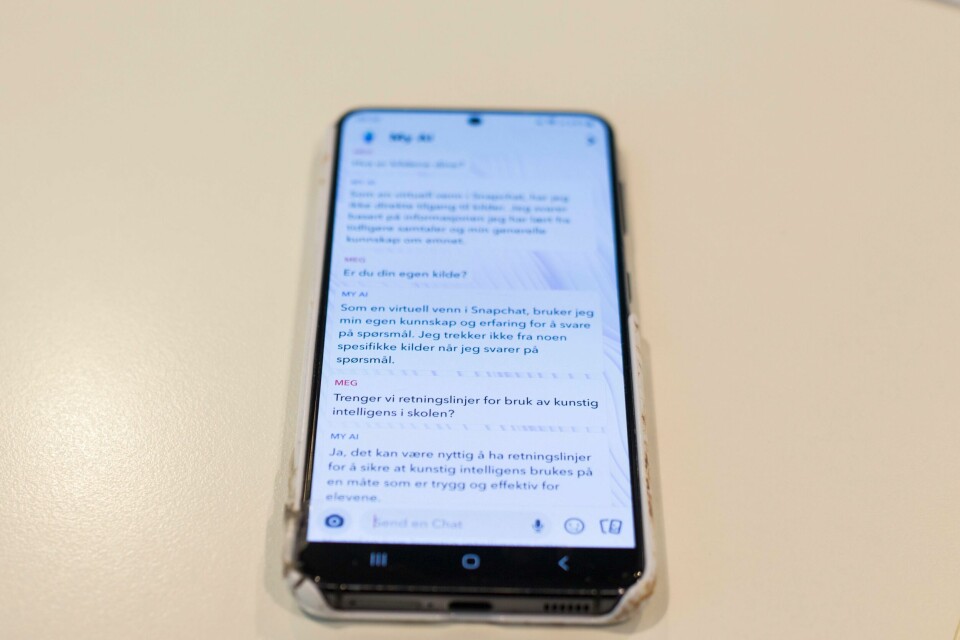 Her har RA spurt 'My Ai' på Snapchat om den er sin egen kilde, og om det er nyttig å ha retningslinjer for bruk av kunstig intelligens i skolen. KI-chatboten svarer at den bruker egne kunnskaper og erfaringer som kilder, og at det kan være nyttig å ha retningslinjer for bruk av KI i skolen. Her har RA spurt 'My Ai' på Snapchat om den er sin egen kilde, og om det er nyttig å ha retningslinjer for bruk av kunstig intelligens i skolen. KI-chatboten svarer at den bruker egne kunnskaper og erfaringer som kilder, og at det kan være nyttig å ha retningslinjer for bruk av KI i skolen.