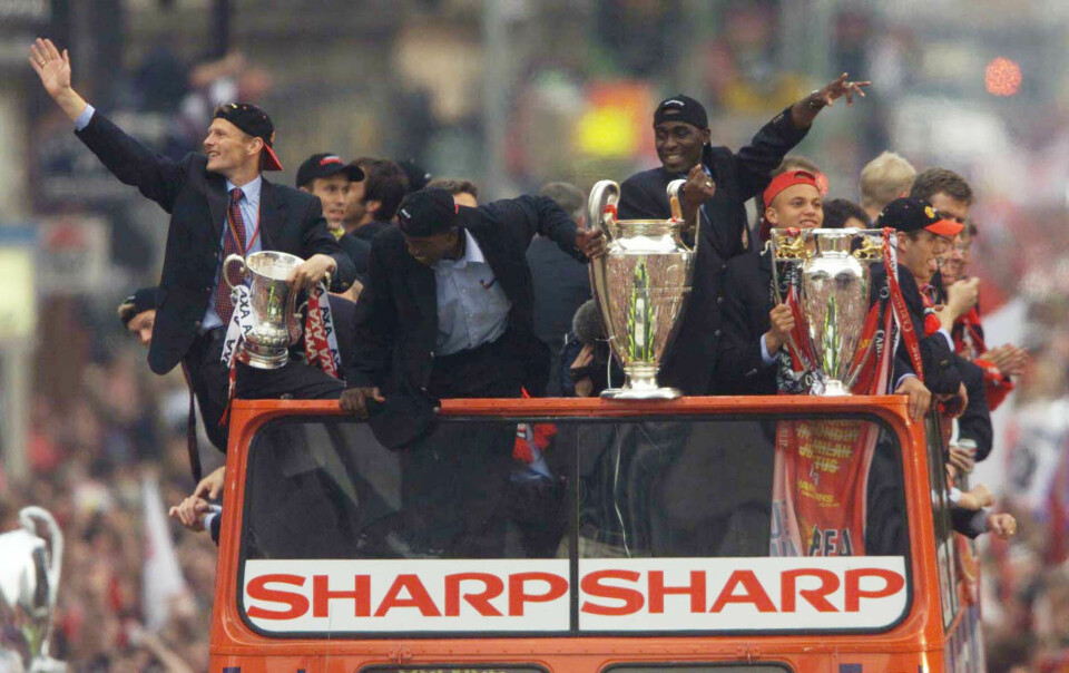 Den gang Manchester United vant alt og kunne feire med tre pokaler på seiersmarsj for fansen gjennom Manchester by: Teddy Sheringham holder trofeet fra FA-cupen, Dwight Yorke holder pokalen fra UEFA Champions Cup og Wes Brown som holder trofeet fra Premier League i 1999. Den gang Manchester United vant alt og kunne feire med tre pokaler på seiersmarsj for fansen gjennom Manchester by: Teddy Sheringham holder trofeet fra FA-cupen, Dwight Yorke holder pokalen fra UEFA Champions Cup og Wes Brown som holder trofeet fra Premier League i 1999.