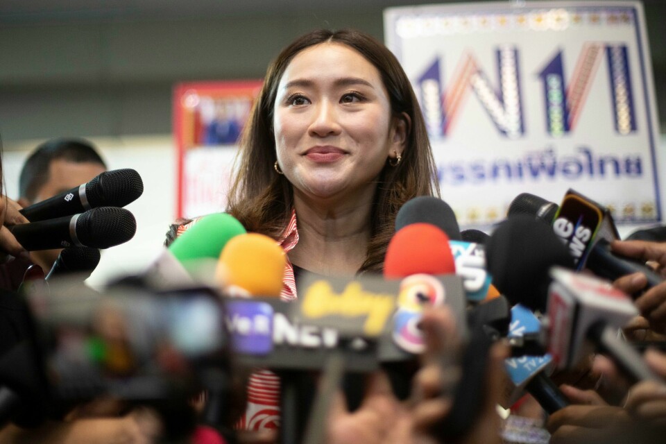 Statsministerkandidat Paetongtarn Shinawatra og partiet hennes Pheu Thai leder etter at 20 prosent av stemmene er telt opp i parlamentsvalget i Thailand søndag. Statsministerkandidat Paetongtarn Shinawatra og partiet hennes Pheu Thai leder etter at 20 prosent av stemmene er telt opp i parlamentsvalget i Thailand søndag. Foto: Wason Wanichakorn / AP / NTB