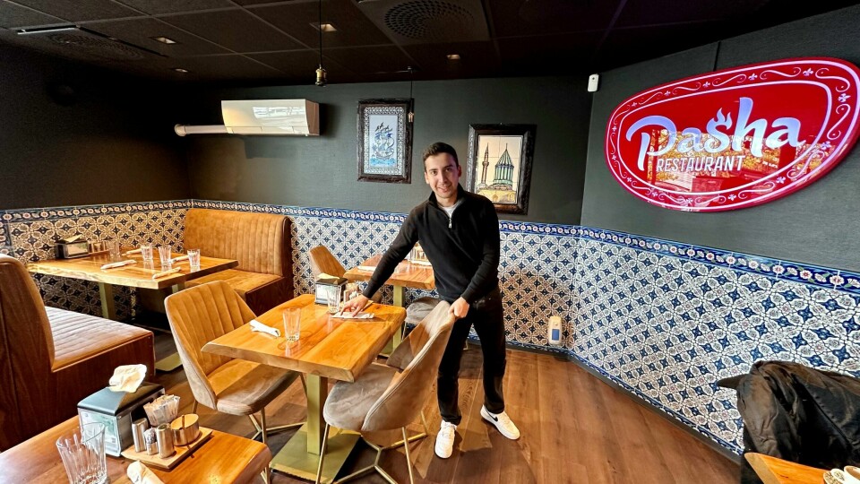 Eray Kaya er personal- og restaurantansvarlig i Pasha. Etter tre måneder stengt på grunn av vannlekkasje i februar, åpnet restauranten i Stavanger dørene igjen mandag denne uken. Eray Kaya er personal- og restaurantansvarlig i Pasha. Etter tre måneder stengt på grunn av vannlekkasje i februar, åpnet restauranten i Stavanger dørene igjen mandag denne uken.