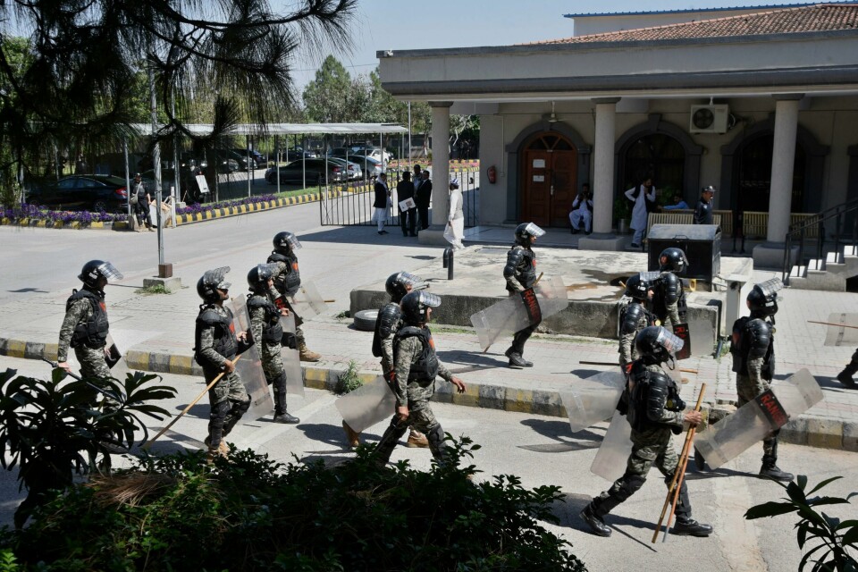 Pakistanske paramilitære styrker på vei inn i domstolen der Imran Khan skulle møte mandag. Pakistanske paramilitære styrker på vei inn i domstolen der Imran Khan skulle møte mandag. Foto: Ghulam Farid / NTB / AP
