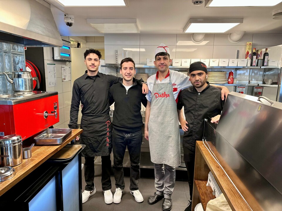 Said Akmese, Eray Kaya, Murat Calik og Hashmat Barekzai er glade for at kjøkkenet nå er fikset opp igjen. Det var nettopp kjøkkenet som fikk størst skade da det var vannlekkasje i etasjen over i midten av februar i år. Said Akmese, Eray Kaya, Murat Calik og Hashmat Barekzai er glade for at kjøkkenet nå er fikset opp igjen. Det var nettopp kjøkkenet som fikk størst skade da det var vannlekkasje i etasjen over i midten av februar i år.