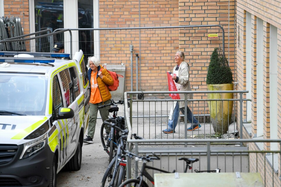 Aksjonister fra Redd Ullevål Sykehus fjernes av politiet etter at de forsøkte å stanse rivearbeidene på fløy E3 på Rikshospitalet mandag morgen. Aksjonen begrunnes med at arbeidet bryter med loven på flere punkter. Aksjonister fra Redd Ullevål sykehus fjernes av politiet etter at de forsøkte å stanse rivearbeidene på fløy E3 på Rikshospitalet mandag morgen. Foto: Annika Byrde / NTB