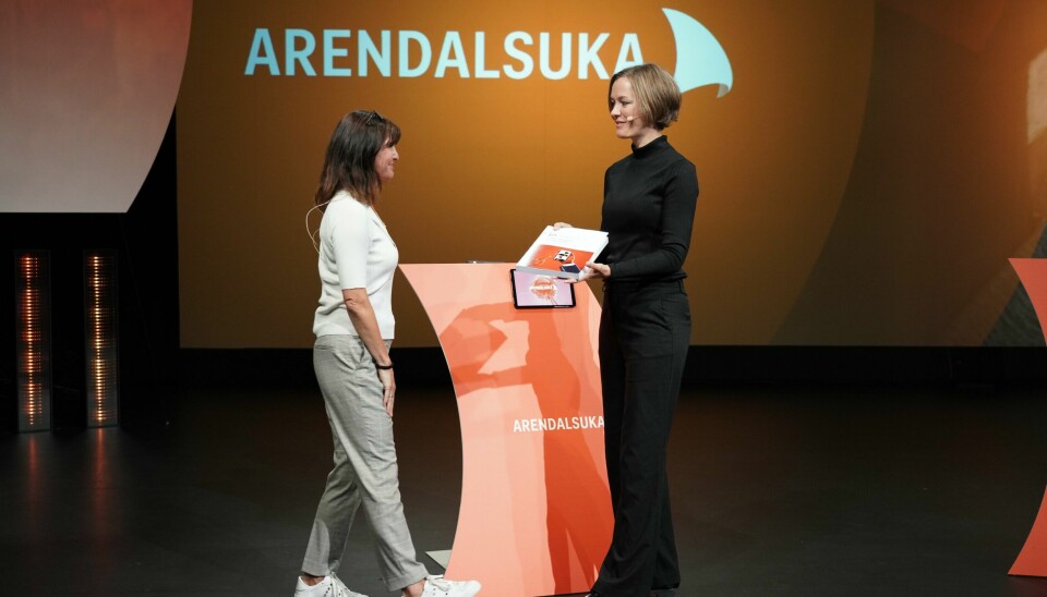 – Vi trenger en kulturminister som tar ansvar for mediefeltet og sikrer samarbeid mellom departementene, skriver kronikkforfatterne. Bildet viser Kjersti Løken Stavrum og kultur- og likestillingsminister Anette Trettebergstuen (Ap) under en pressekonferanse der Ytringsfrihetskommisjonen la frem sin rapport i august 2022.