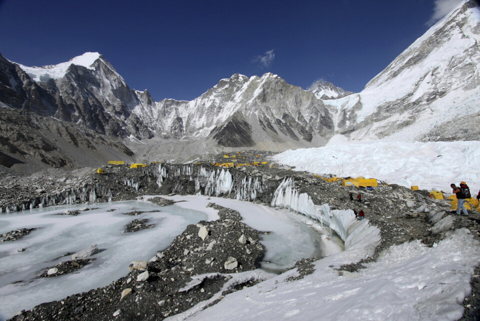 Det er store klimaendringer på Mount Everest. Bilde av en camp på vei til toppen av Mount Everest. Isen smelter.