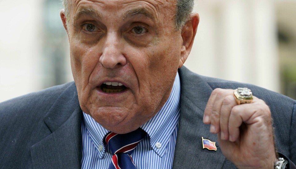 Rudy Giuliani saksøkes for 10 millioner dollar av en tidligere kvinnelig medarbeider, som anklager han for seksuelle overgrep og trakassering. Rudy Giuliani saksøkes for 10 millioner dollar av en tidligere kvinnelig medarbeider, som anklager han for seksuelle overgrep og trakassering. Foto: Mary Altaffer / AP / NTB