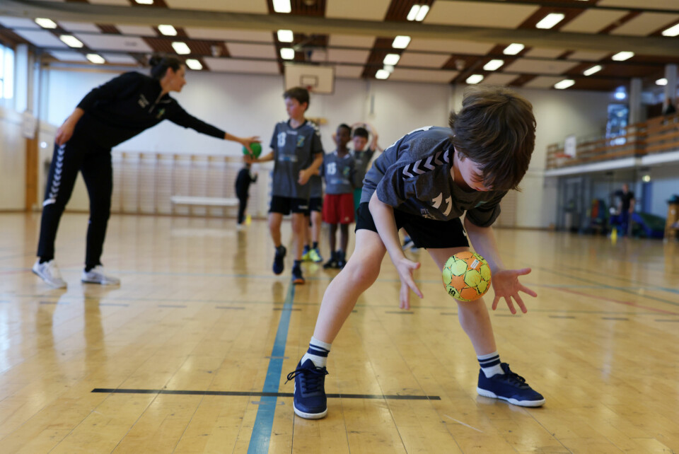 Barn trener håndball i Linderudhallen. Men har alle råd? Barn trener håndball i Linderudhallen. Men har alle råd?
