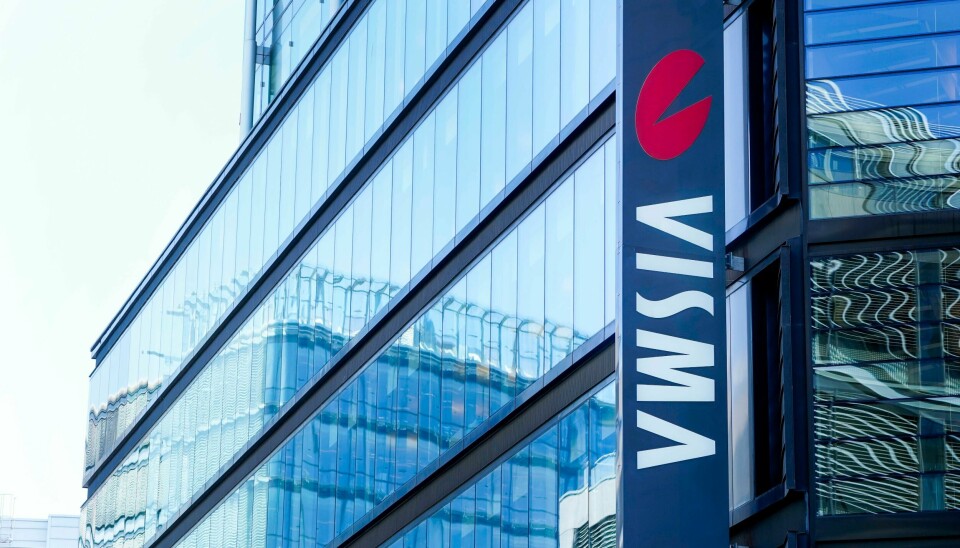 Visma har en feil som har ligget i systemet siden høsten 2020 og kan gjelde 244 norske kommuner. Bergen, Oslo og Tromsø bekrefter at de er rammet. Bildet viser et skilt med logoen til IT-leverandøren Visma.