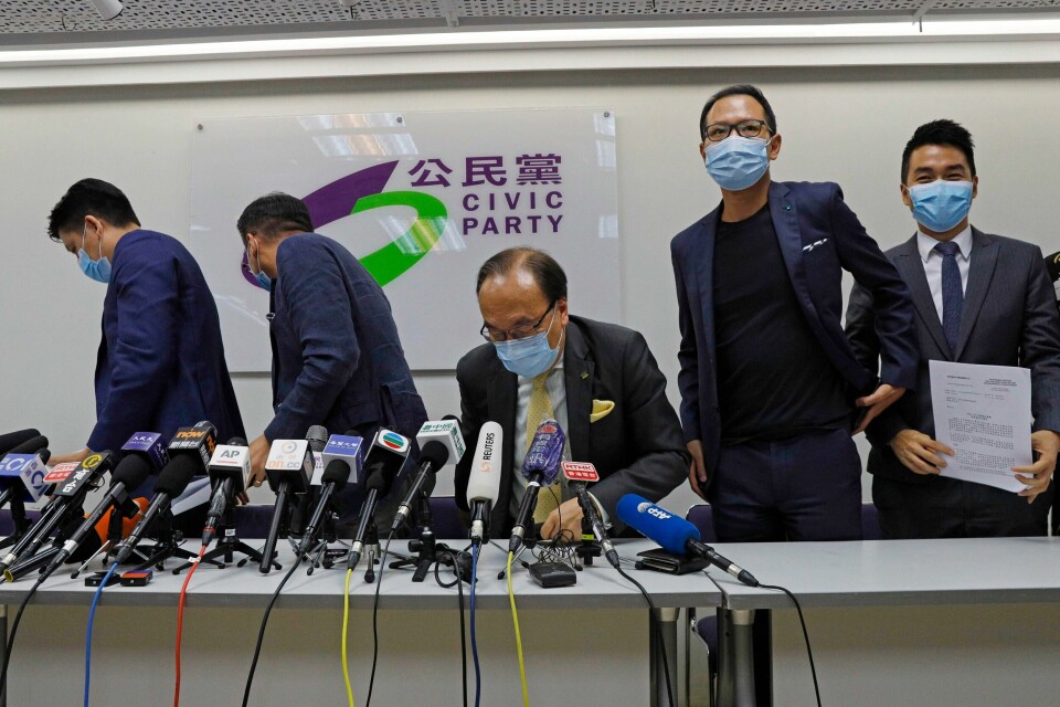Alan Leong (sittende, i midten) og resten av ledelsen i Hongkongs prodemokratiske parti Sivilpartiet har besluttet å avvikle partiet. Alan Leong (sittende, i midten) og resten av ledelsen i Hongkongs prodemokratiske parti Sivilpartiet har besluttet å avvikle partiet. Foto: Kin Cheung / AP / NTB