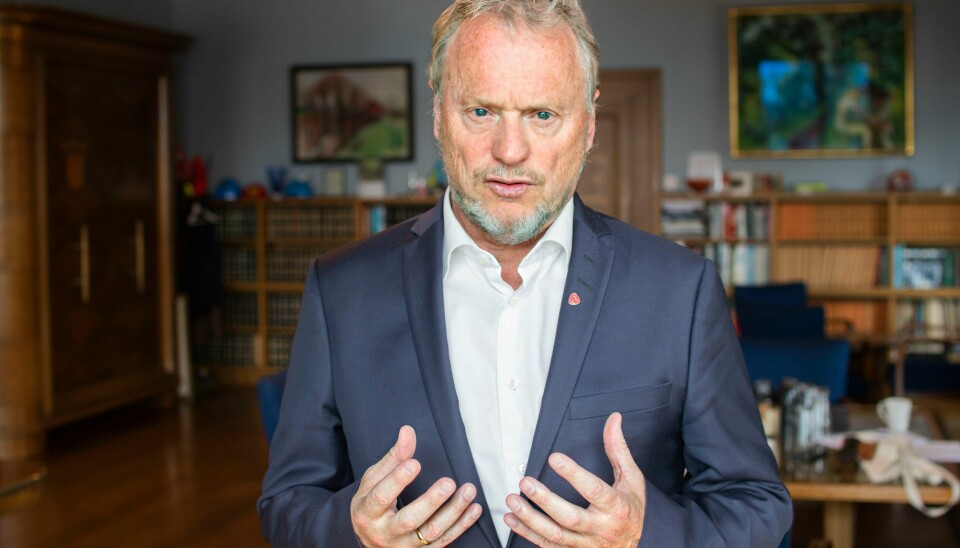 Byrådsleder Raymond Johansen (Ap) mener den største utfordringa i eldreomsorgen er å rekruttere folk, og beholde de man allerede har. Johansen på kontoret sitt