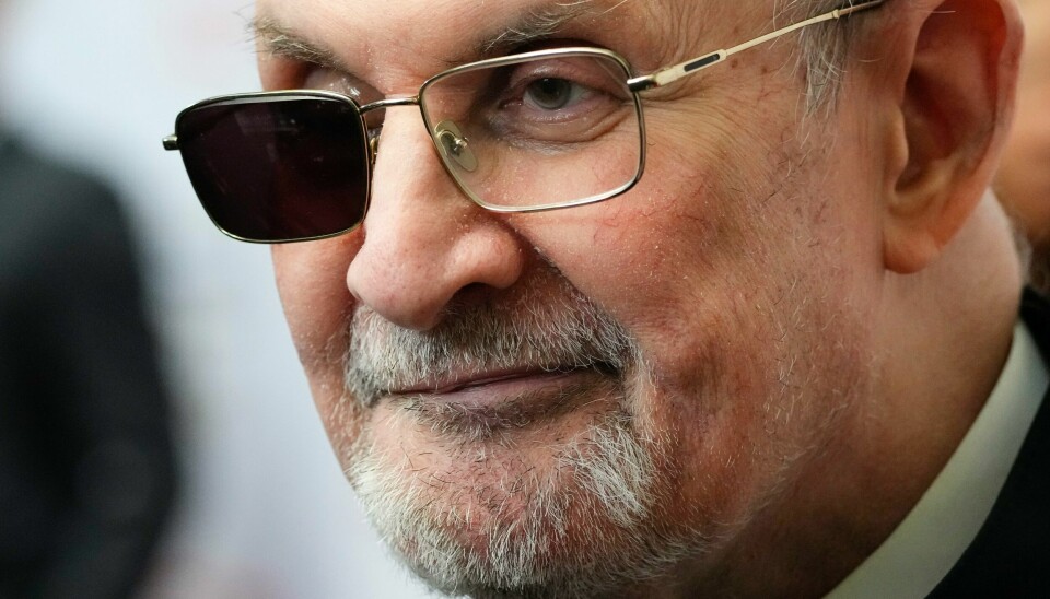 Forfatter Salman Rushdie har levd under dødstrusler helt siden 1989. Natt til fredag norsk tid møtte han for første gang opp i offentligheten etter knivangrepet i august i fjor. Forfatter Salman Rushdie har levd under dødstrusler helt siden 1989. Natt til fredag norsk tid møtte han for første gang opp i offentligheten etter knivangrepet i august i fjor. Foto: AP Photo/Frank Franklin II
