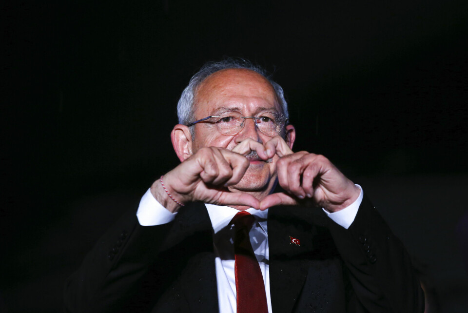 Hjertesymbolet har i mange år blitt brukt av Kemal Kılıçdaroğlu og hans støttespillere. Flere av hans støttespillere deler emojier på sosiale medier av hender som former et hjerte. Opposisjonens fremste kandidat Kemal Kilicdaroglu er kjent for å vise hjertetegn til tilhengerne, her under et valgkamparrangement i Ankara fredag. Foto: Ali Unal / AP / NTB