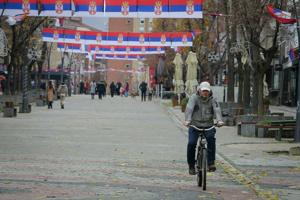 Serbiske bannere dominerer gatebildet i den delte byen Mitrovica i det nordlige Kosovo. Serbiske bannere dominerer gatebildet i den delte byen Mitrovica i det nordlige Kosovo. Foto: Visar Kryeziu / AP / NTB