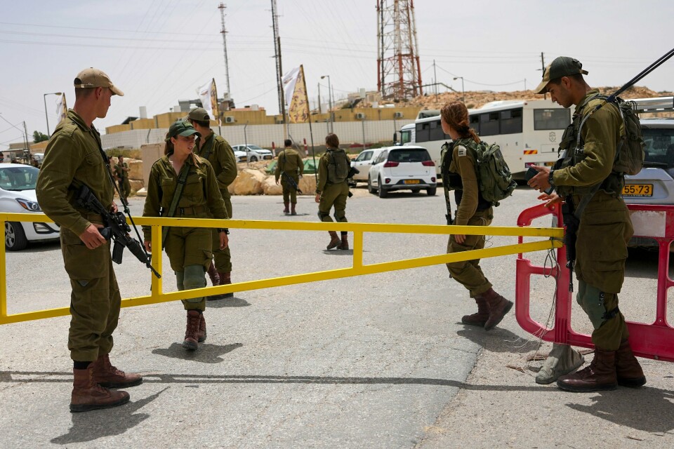 Israelske soldater sikrer inngangen til en militærbase sør i Israel etter at tre israelske soldater ble drept ved den egyptiske grensen. Israelske soldater sikrer inngangen til en militærbase sør i Israel etter at tre israelske soldater ble drept ved den egyptiske grensen. Foto: Tsafrir Abayov / AP / NTB