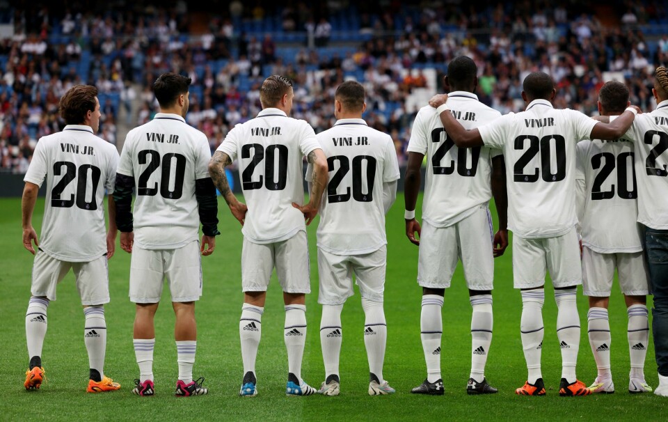 Real Madrid-spillerne viste sin støtte til lagkameraten Vinicius Junior ved å bære drakter med hans navn på ryggen før hjemmekampen mot Rayo Vallecano 24. mai. Real Madrids spillere stilte med drakter til støtte for Vinicius Junior i forkant av hjemmekampen mot Rayo Vallecano 24. mai.