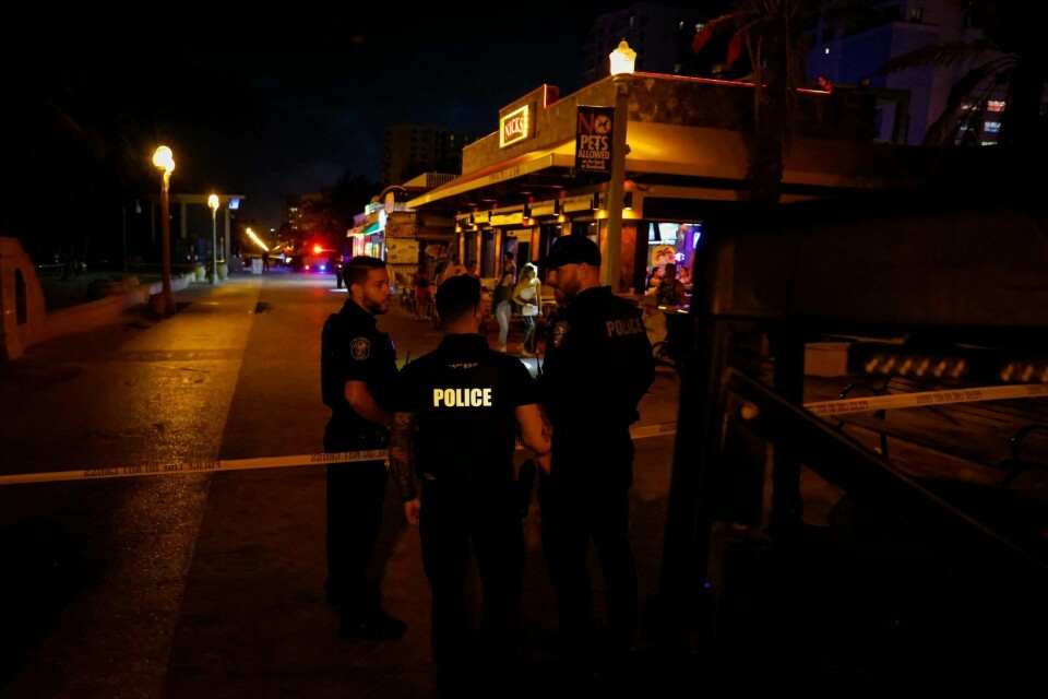 Tre barn og totalt ni personer ble såret under skyting ved Hollywood Beach i Florida. HOLLYWOOD, FLORIDA - MAY 29: Law enforcement officers are seen on a crime scene as they respond to a shooting at Hollywood Beach on May 29, 2023 in Hollywood, Florida. At least nine people were hospitalized Monday after an altercation ended in gunfire near the Hollywood Beach Broadwalk; the victims were taken to Memorial Regional Hospital and Joe DiMaggio Children's Hospital. Eva Marie Uzcategui/Getty Images/AFP (Photo by Eva Marie Uzcategui / GETTY IMAGES NORTH AMERICA / Getty Images via AFP)