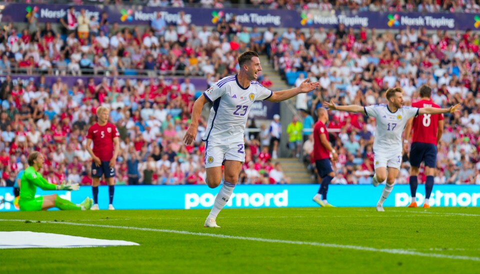Skotsk jubel etter scoring av Lyndon Dykes under EM-kvalifiseringskampen i fotball mellom Norge og Skottland på Ullevaal stadion. Skotsk jubel etter scoring av Lyndon Dykes i sluttminuttene mot Norge. Foto: Fredrik Varfjell / NTB
