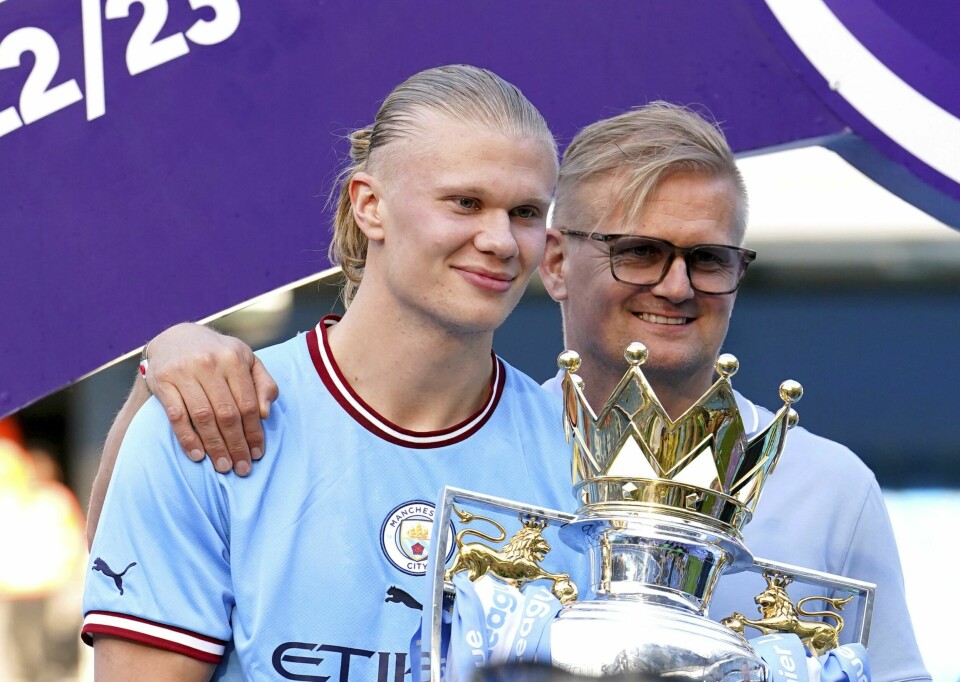 Erling Braut Haaland feiret gullet natt til mandag. Manchester Citys Erling Braut og pappa Alf-Inge Haaland med Premier League-pokalen etter søndagens kamp mot Chelsea. Foto: Martin Rickett / PA via AP / NTB.