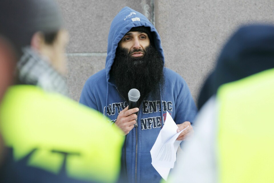 Arfan Bhatti, her under en appell utenfor Stortinget i 2012, kan bli løslatt fra varetekt i Pakistan. Verken Oslo-politiet eller PST vil svare på om Arfan Bhattis Facebook-post ble oppdaget og vurdert. Her er den kjente norske islamisten avbildet under en demonstrasjon utenfor Stortinget i 2012. Foto: Håkon Mosvold Larsen / NTB