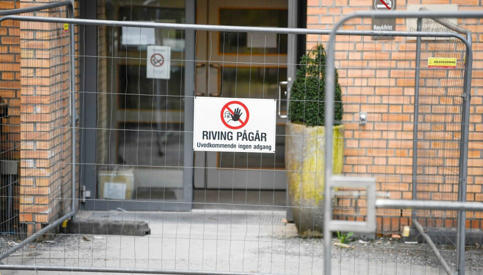 – Vi forstår at det er ulemper med endring i foreldreovernattingstilbudet i byggeperioden, men disse endringene er nødvendig for at vi skal få et godt tilbud for alle barn og ungdom på Nye Rikshospitalet, skriver Ellen Ruud. Bildet er tatt i mai 2023. Gjerde med skilt som varsler om rivearbeider ved Rikshospitalet.