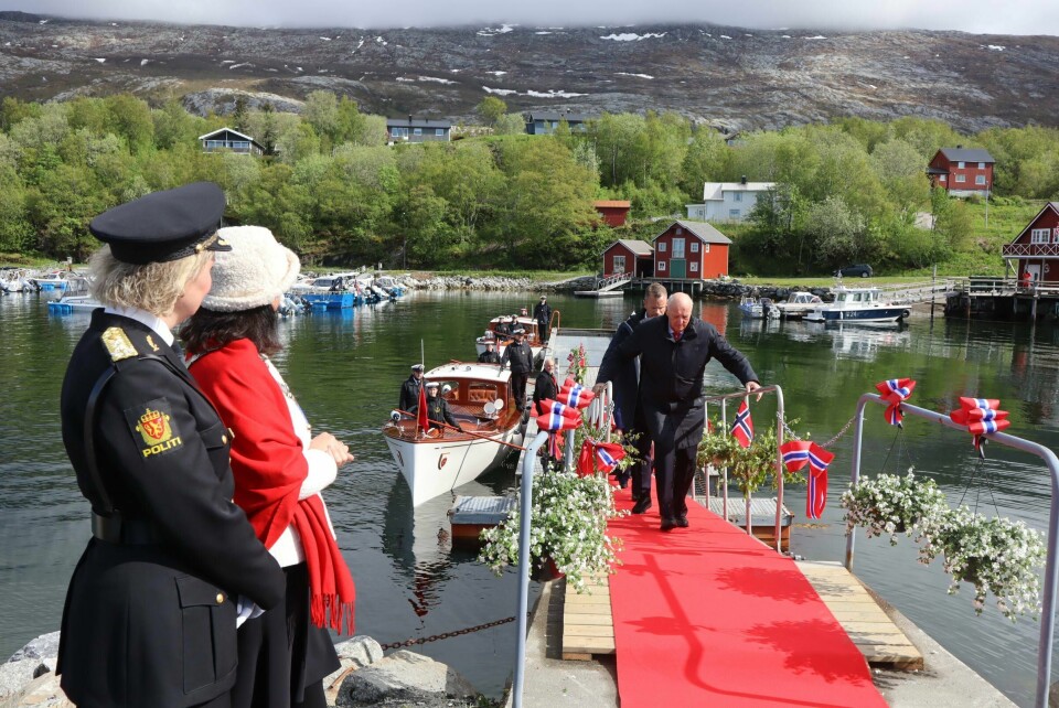 Kongeparet på vei opp landgangen, og blir tatt i mot av ordfører i Vevelstad, Torhild Haugan, og politimester i Nodland, Heidi Kløkstad. Kongeparets besøk til Vevelstad.