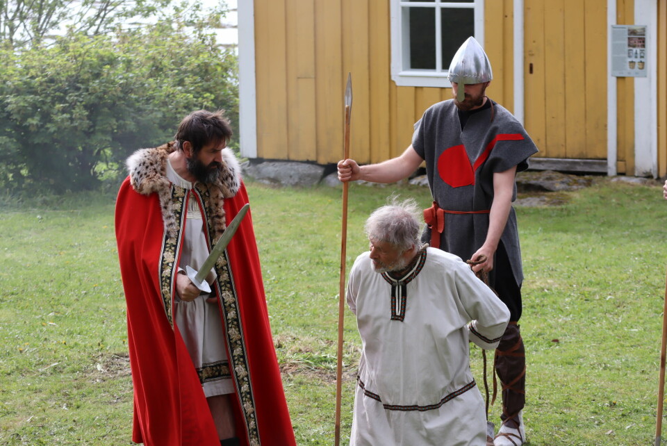 Kong Magnus Berrføtt, spilt av Leif Are Andreassen, gir dødsdommen til Steigar-Tore, spilt av Svein Murbræch. 'Vevelstadspelet' skildrer Snorres kongesagas fortelling om det som fant sted på øya Vomma i Vevelstad. Kongeparets besøk til Vevelstad.