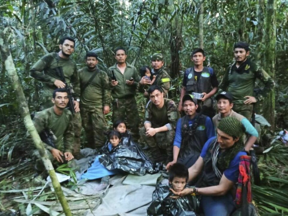 Et bilde offentliggjort av hæren i Colombia viser barna sammen med redningsarbeidere. Et bilde offentliggjort av hæren i Colombia viser barna sammen med redningsarbeidere. Foto: AP / NTB
