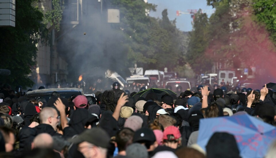 Det har vært urolig i Leipzig de siste dagene. Fredag kveld gikk 700 hettekledde personer til angrep på politiet etter det som først var en fredelig sammenkomst. Lørdag barket politi og demonstranter på ny sammen etter at rundt 1500 mennesker møtte opp til en forbudt demonstrasjon. Politiet barket sammen med demonstranter i Leipzig i delstaten Sachsen lørdag etter at studenten Lina F ble dømt til flere år i fengsel for vold mot høyreekstremister. Foto: Robert Michael/dpa via AP / NTB