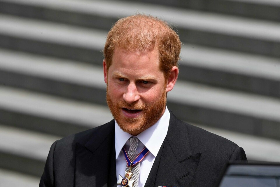 Prins Harry er på vei tilbake til Los Angeles etter et snaut døgn i London, hvor han besøkte sin kreftsyke far. FILE - Britain's Prince Harry leaves after attending a service of thanksgiving for the reign of Queen Elizabeth II at St Paul's Cathedral in London on June 3, 2022 on the second of four days of celebrations to mark the Platinum Jubilee. Prince Harry has said he wants to have his father and brother back and that he wants “a family, not an institution” during a TV interview ahead of the publication of his memoir. The interview with Britain's ITV channel is due to be released this Sunday. (Toby Melville, Pool Photo via AP, File)