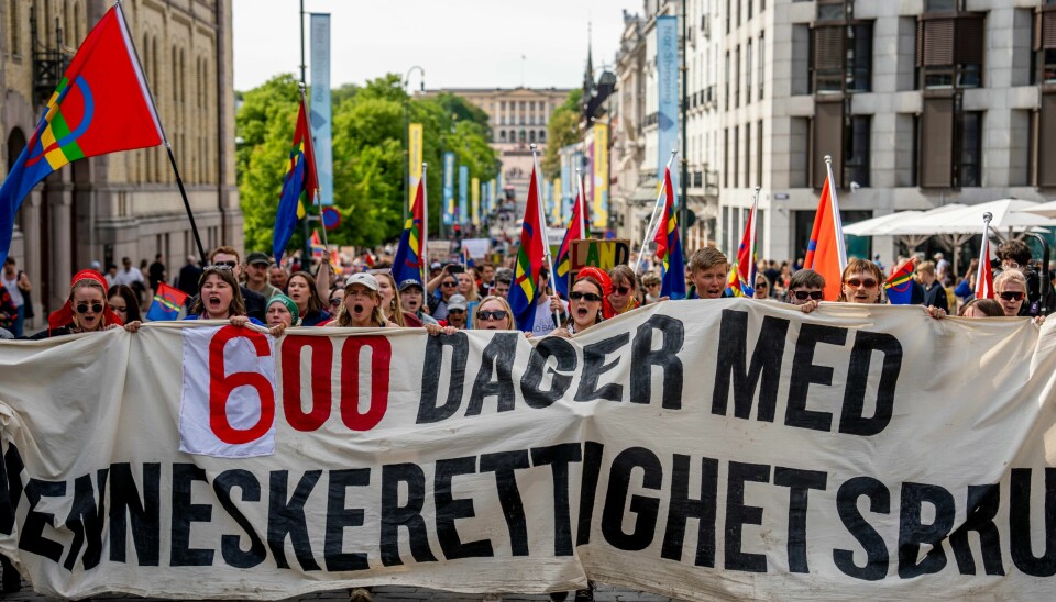 Fosen-aksjonistene demonstrerte i Oslo 3. juni. Det var da 600 dager siden Høyesterett slo fast at vindkraftanleggene på Fosen bryter med menneskerettighetene. Fosen-aksjonistene demonstrerte i Oslo 3. juni. Det var da 600 dager siden Høyesterett slo fast at vindkraftanleggene på Fosen bryter med menneskerettighetene. Foto: Javad Parsa / NTB