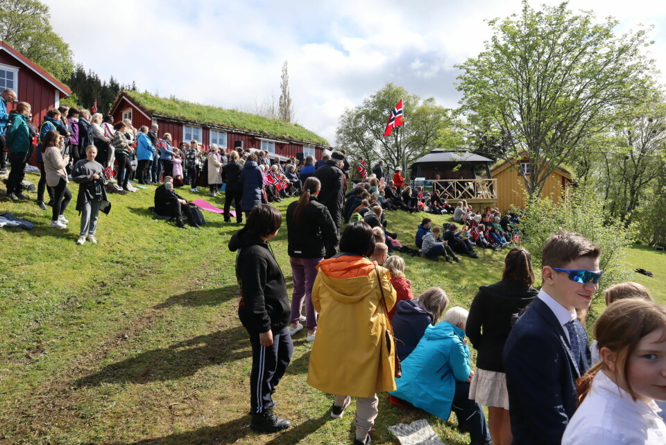 Kongeparets besøk trakk mange skuelystne til Bygdetunet på Vevelstad, som er en del av Helgeland Museum. Kongeparets besøk til Vevelstad.