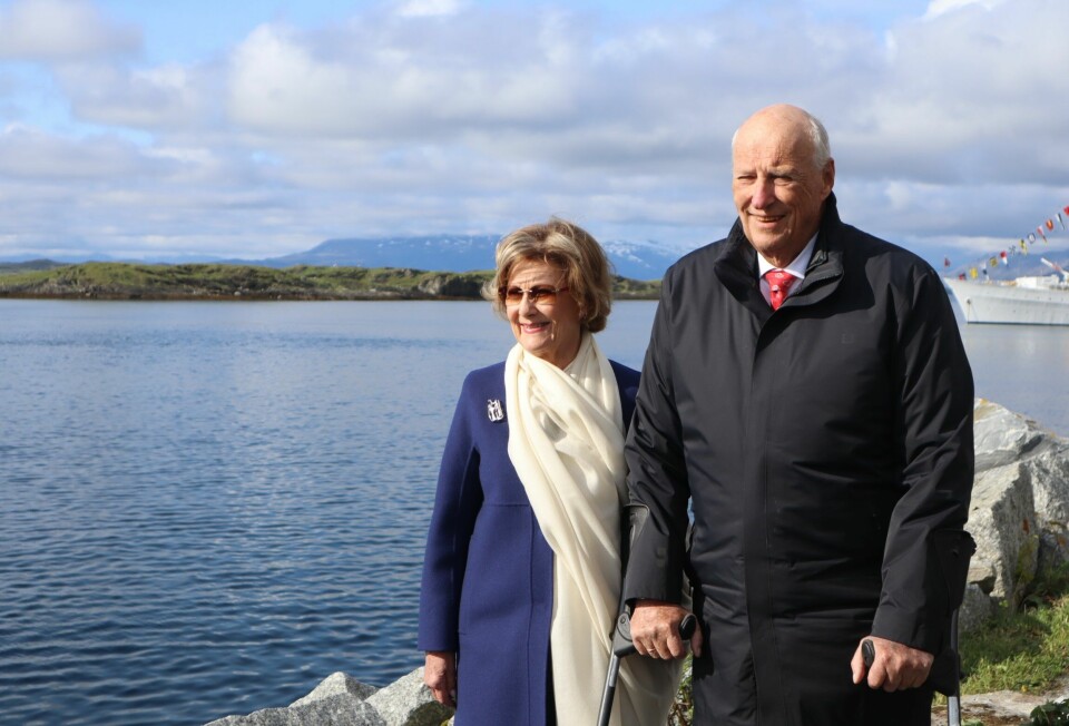 Dronning Sonja og kong Harald på besøk til Vevelstad kommune, med kongeskipet 'Norge' i bakgrunnen. Kongeparets besøk til Vevelstad.