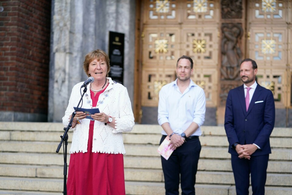 Ordfører i Oslo Marianne Borgen og kronprins Haakon var til stede da Oslo kommune fredag heiste regnbueflagget utenfor Oslo rådhus. Ordfører i Oslo Marianne Borgen og kronprins Haakon var til stede da Oslo kommune fredag heiste regnbueflagget utenfor Oslo rådhus. Foto: Terje Pedersen / NTB