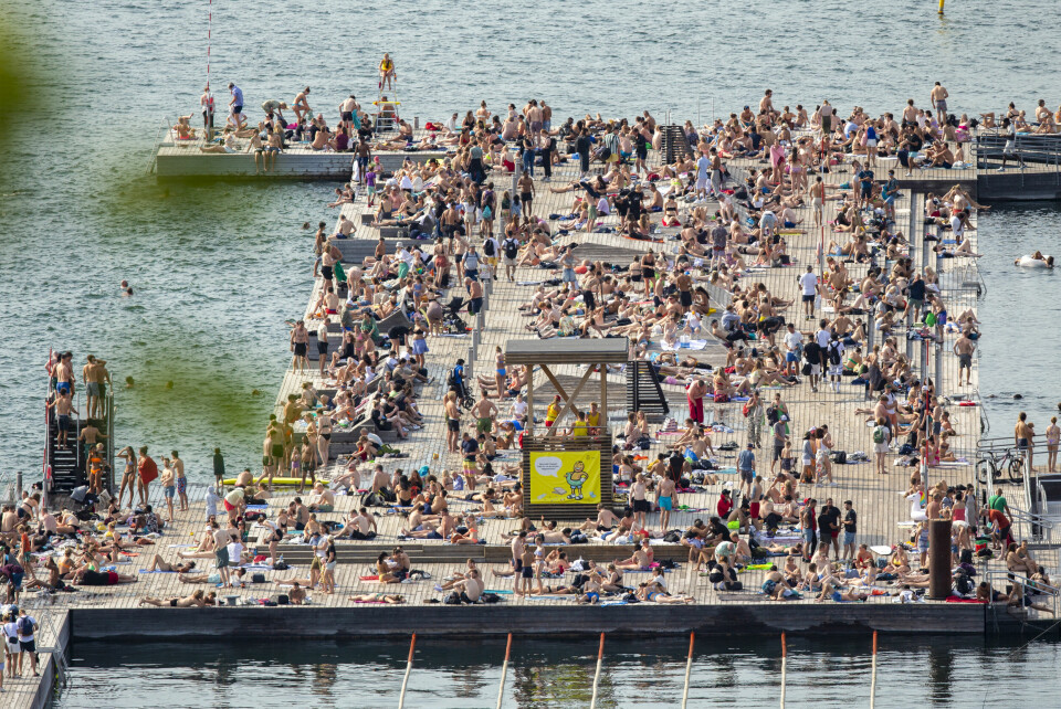 Sørenga Sjøbad tirsdag er svært populær, på tross av at vannkvaliteten i perioden 2019-2022 ble klassifisert som dårlig. Her fra 2019. Pandemien er for tiden i en rolig fase, ifølge FHI, som sier sommerens smittebølge har passert toppen. Her fra Sørenga i Oslo tirsdag denne uka. Foto: Trond Reidar Teigen / NTB