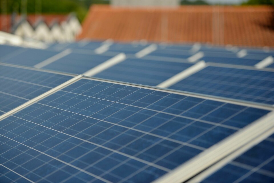 SV og Høyre går sammen for et tverrpolitisk opprør mot skatt på solceller på private hjem. Overgangen til grønn energi koster. Men på sikt vil fornybar energi bli rimeligere, mener EUs klimasjef Frans Timmermans. Foto: Frank May / NTB