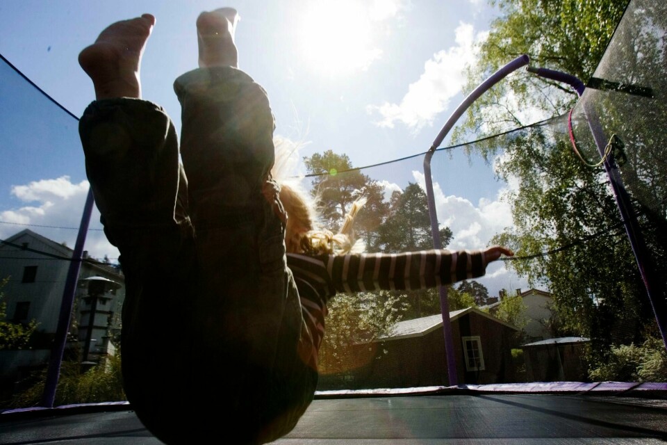 Som huseier eller leder av et sameie eller borettslag er det en rekke ting du bør være oppmerksom på ved anskaffelse av trampoline – et leketøy som medfører stort ansvar. OSLO 20070512: IIlustrasjon Trampoline, barn på trampoline, lekFoto: Cornelius Poppe / NTB