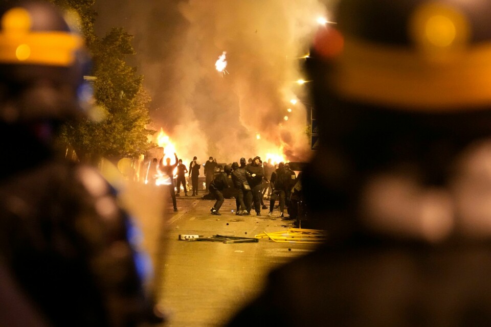I Paris-forstaden Nanterre var det sammenstøt mellom politi og ungdommer og flere biler ble påtent i den andre natten med voldsomme protester etter at en tenåringsgutt ble skutt og drept i en politikontroll. Foto: Christophe Ena / AP / NTB I Paris-forstaden Nanterre var det sammenstøt mellom politi og ungdommer og flere biler ble påtent i den andre natten med voldsomme protester etter at en tenåringsgutt ble skutt og drept i en politikontroll. Foto: Christophe Ena / AP / NTB