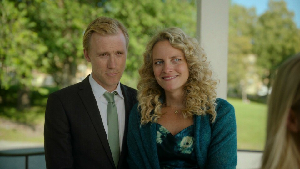 Ester og Arild Sand spilles av Nina Ellen Ødegård og Thorbjørn Harr. Til høsten konkurrerer serien deres om fire priser ved den internasjonale drama-festivalen i Seoul. Ester og Arild Sand spilles av Nina Ellen Ødegård og Thorbjørn Harr, begge nominert til skuespillerpriser ved Gullruten-utdelingen den 12. mai.